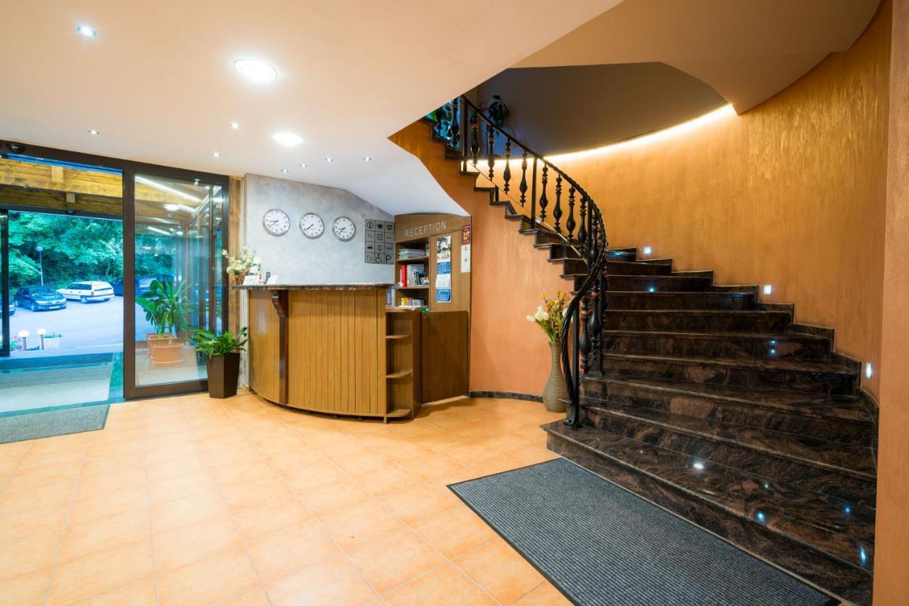 Family Park Hotel Kyoshkove 슈멘 외부 사진