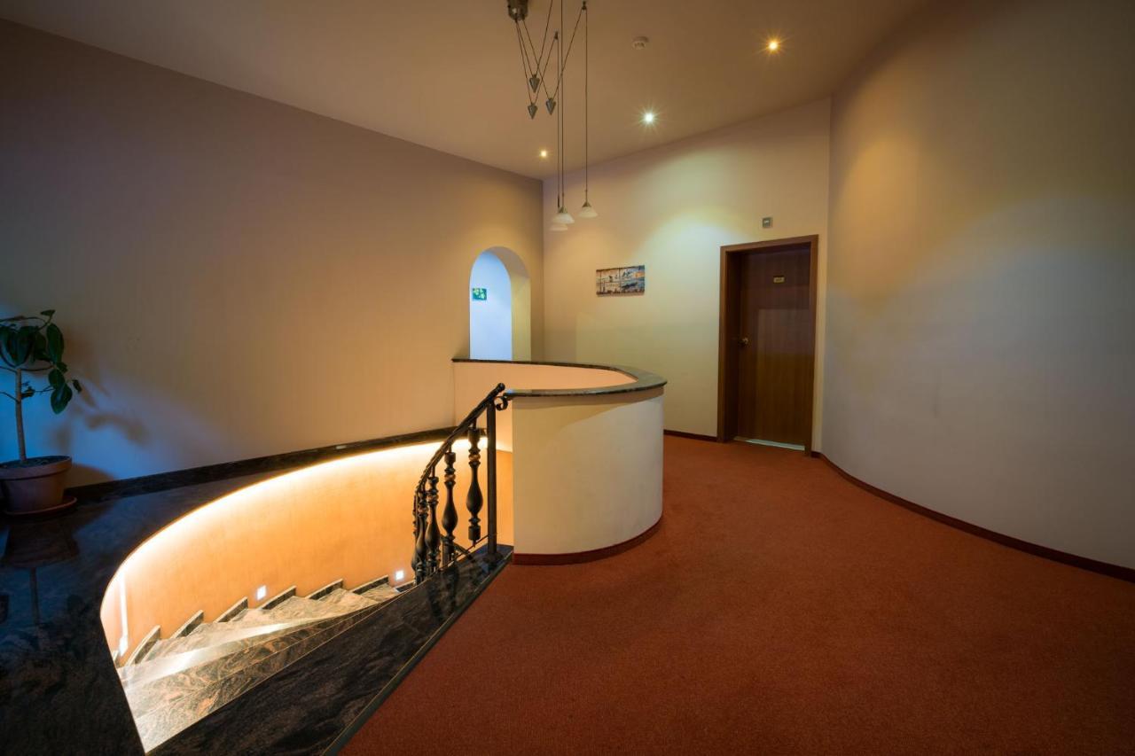 Family Park Hotel Kyoshkove 슈멘 외부 사진